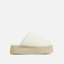 EGO Ivoris Closed Toe Flatform Slipper In Cream Faux Shearling -EGO Sales Store 30 11 22 fw40125 sq